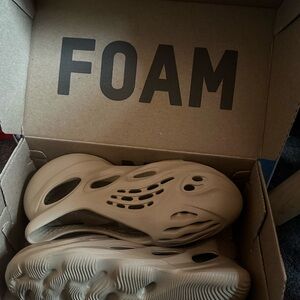 Yeezy Foam RNNR – Women’s US 7 – Great Condition (Original Box)